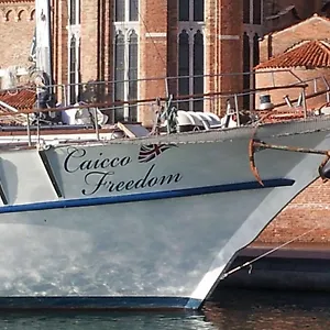 Boat & Breakfast Caicco Freedom Hotel en barco Venecia